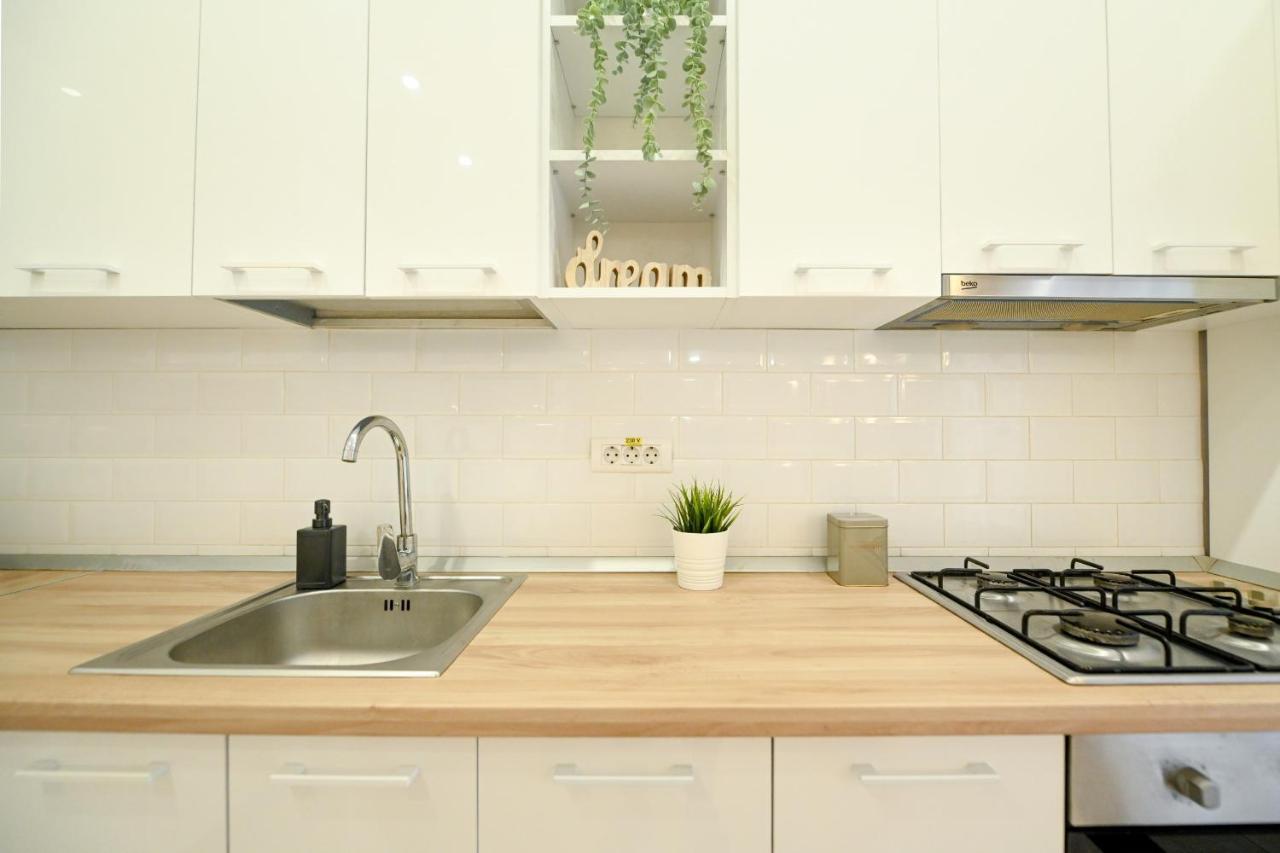 Splendid 2Br Apartment With Breathtaking Views Of Casa Poporului Bucharest Luaran gambar