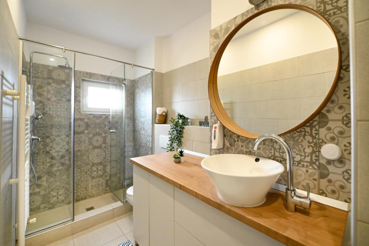 Splendid 2Br Apartment With Breathtaking Views Of Casa Poporului Bucharest Luaran gambar